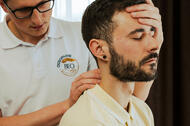 Behandlung der Halswirbelsäule in der Praxis für Osteopathie Benedikt Englisch BEO in Wiesbaden