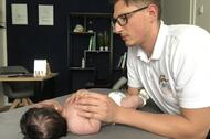 osteopathische Untersuchung eines Babys in der Praxis für Osteopathie Benedikt Englisch BEO in Wiesbaden